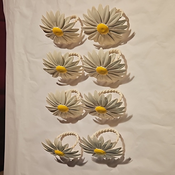 8 RARE Daisy painted all metal Napkin rings - Picture 4 of 7